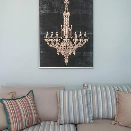 Virginia's Luxury 4 *